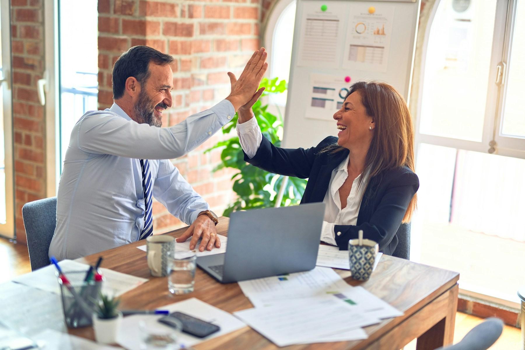 Professionnels collaborant sur un projet de transformation numérique