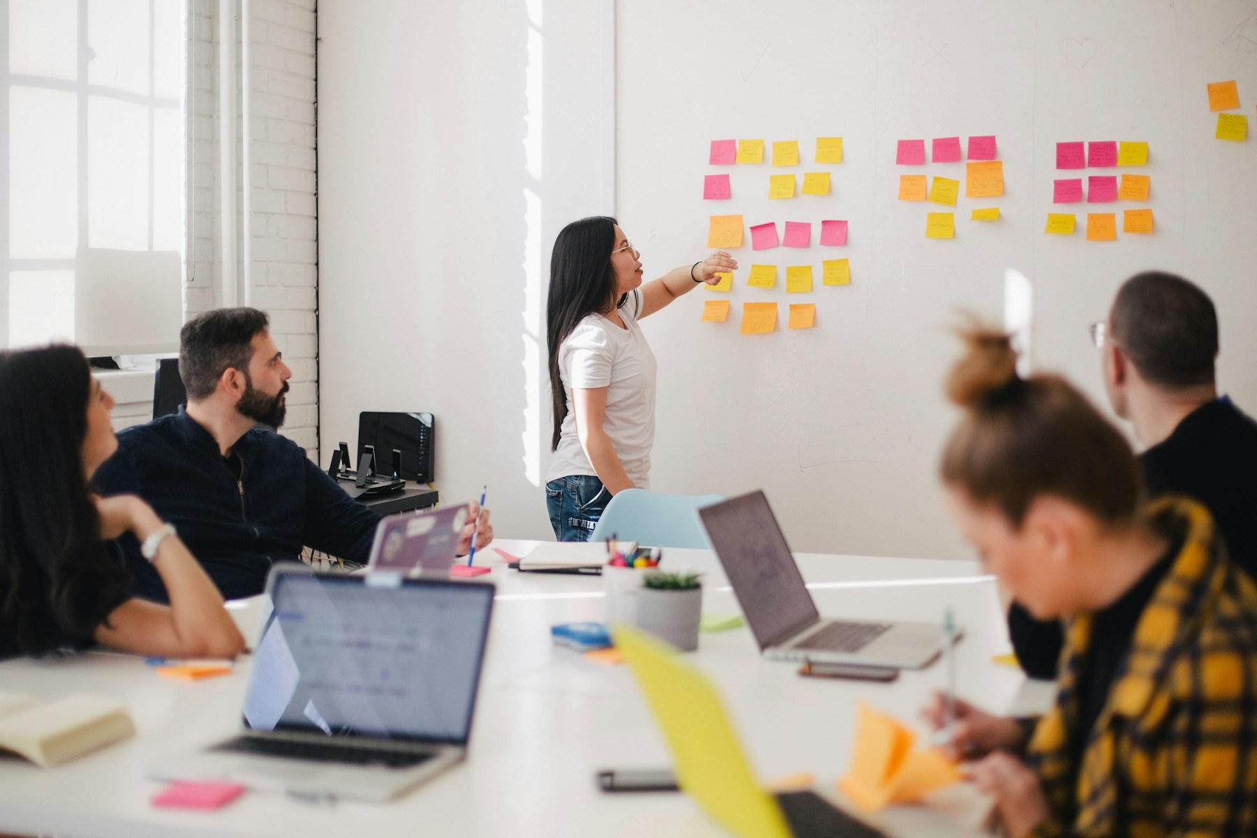 Équipe créative travaillant sur un projet digital